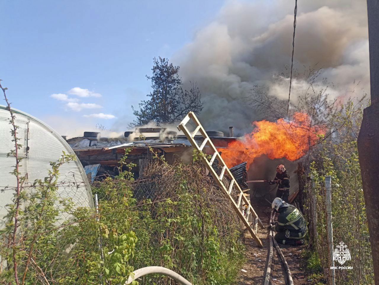 В Новочебоксарске 17-летний парень отравился дымом, пытаясь потушить горящее здание