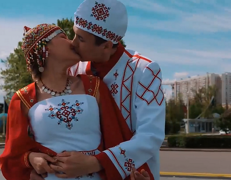 Учились вместе, но чувств сначала не было: влюбленные в чувашских костюмах поженились в Москве