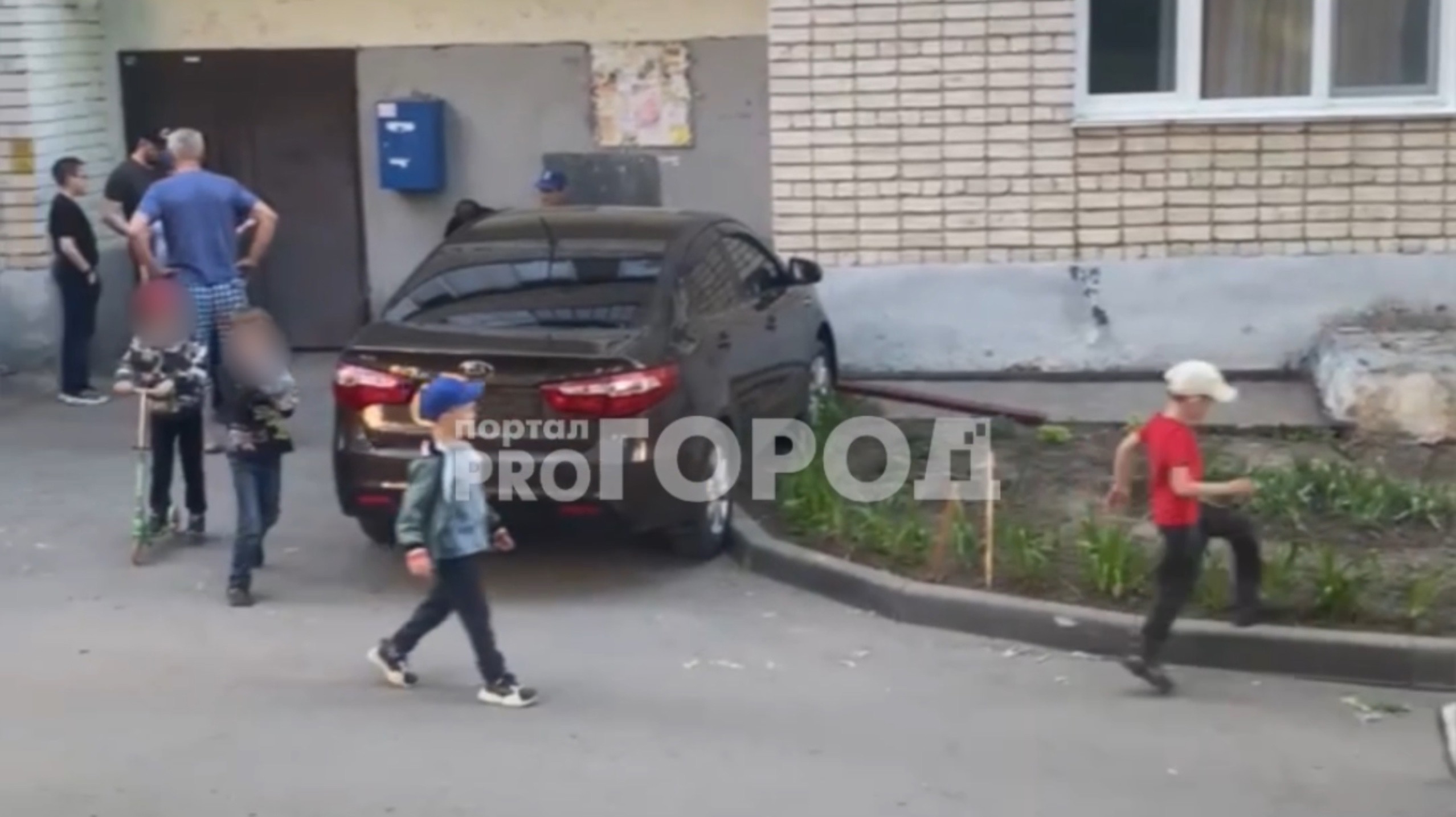 В Чебоксарах автомобилист врезался в дом: "Наехал на мужчину, который сидел на лавочке"