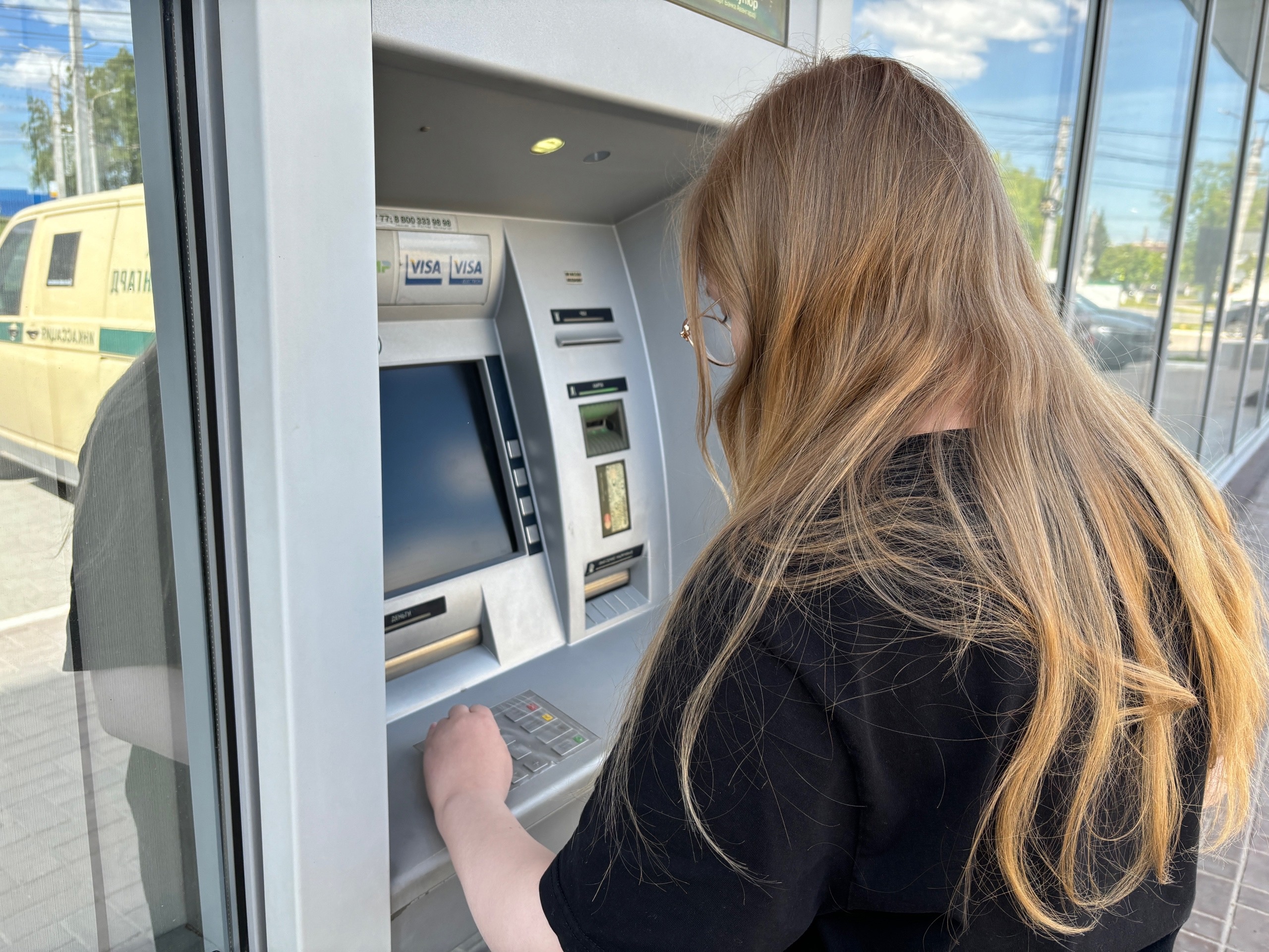 В Чебоксарах женщина закрыла своим телом банкомат, чтобы спасти чужие деньги
