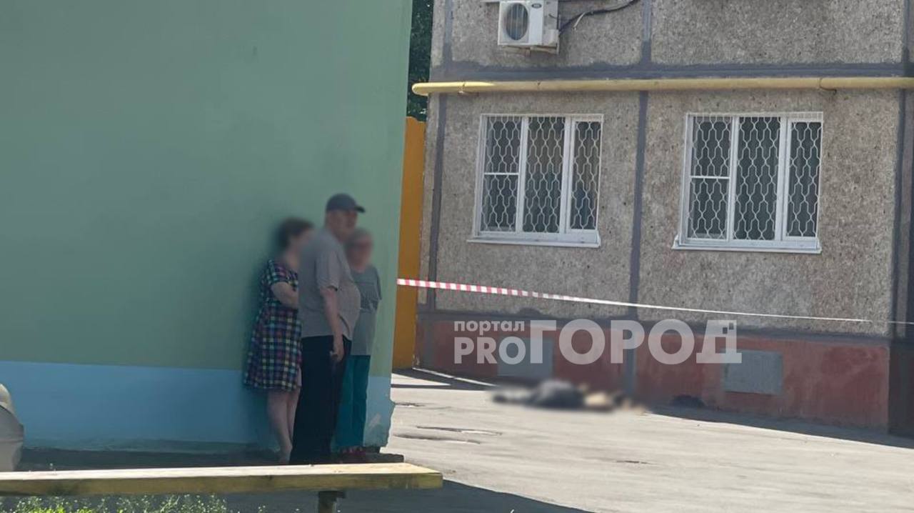 В Новочебоксарске мужчина сорвался с высоты, пытаясь покинуть квартиру по веревке