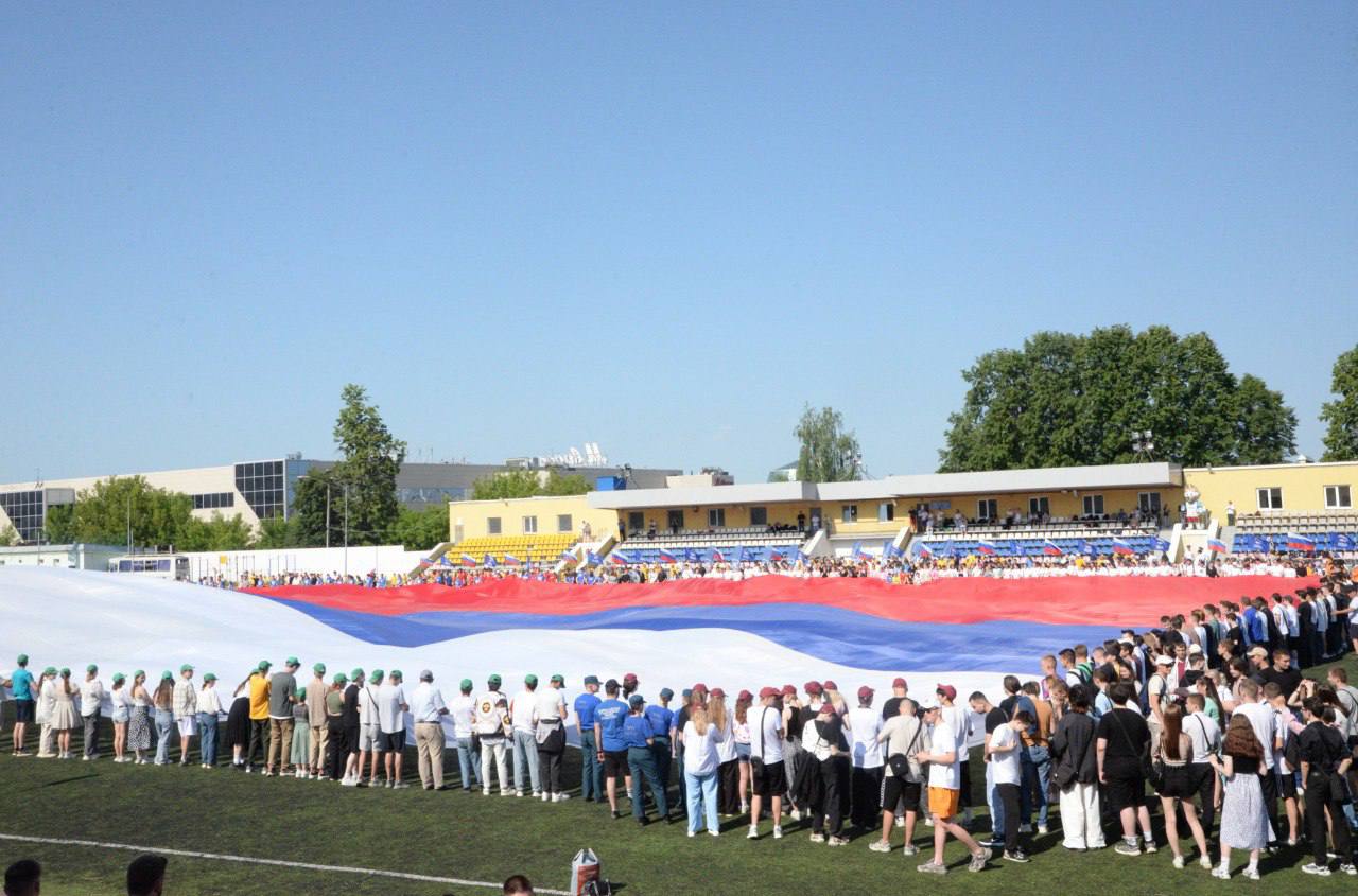 В Чебоксарах развернули флаг России площадью с футбольное поле