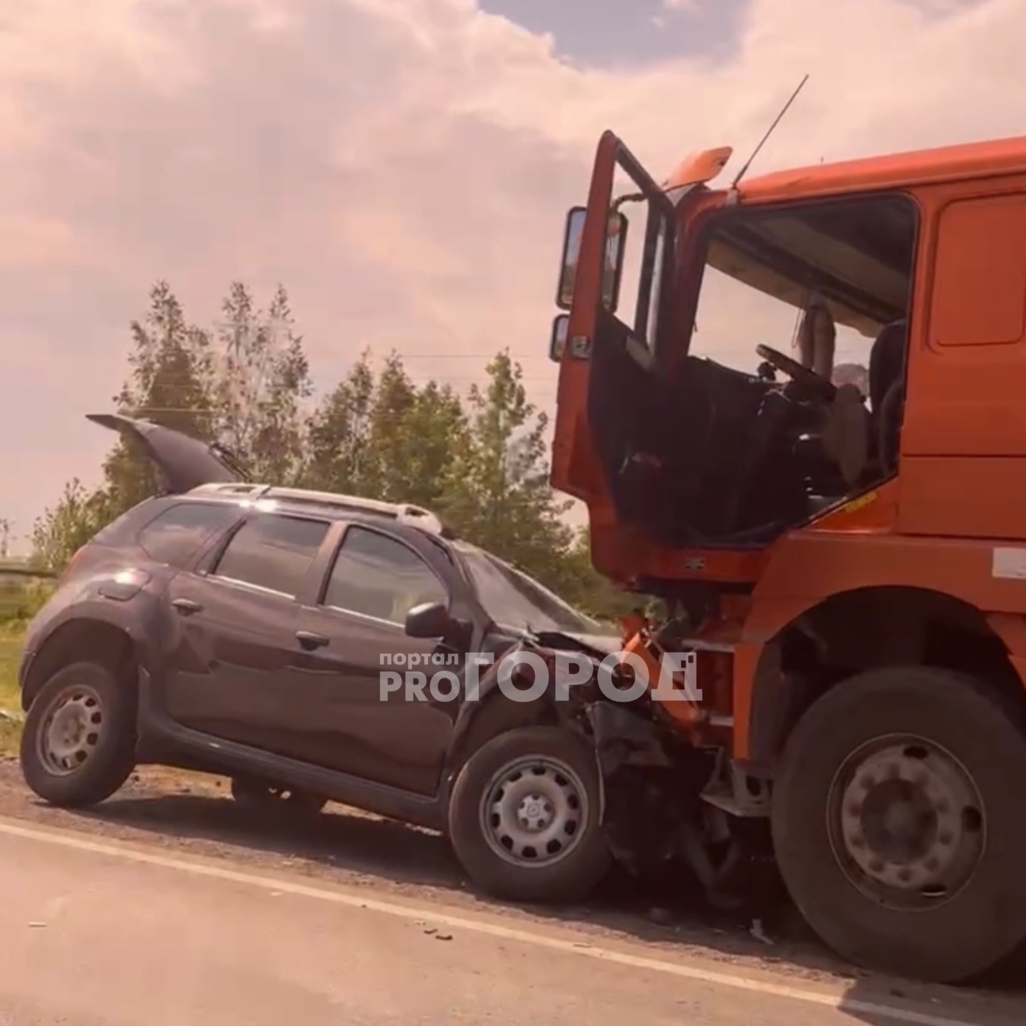 В Чебоксарском районе около М-7 произошло лобовое ДТП самосвала Shacman и Renault Duster