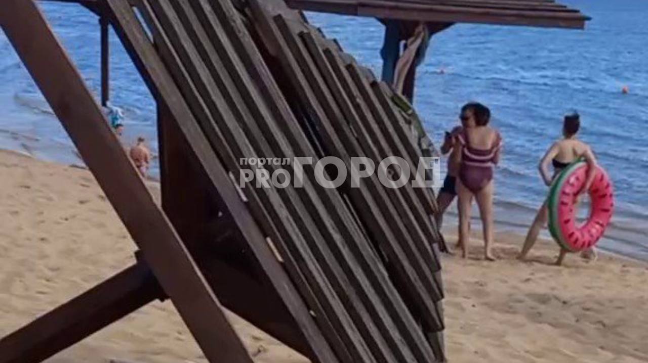 В Чебоксарах сильный ветер обрушился на Левобережный пляж: "Чудом остались живы"