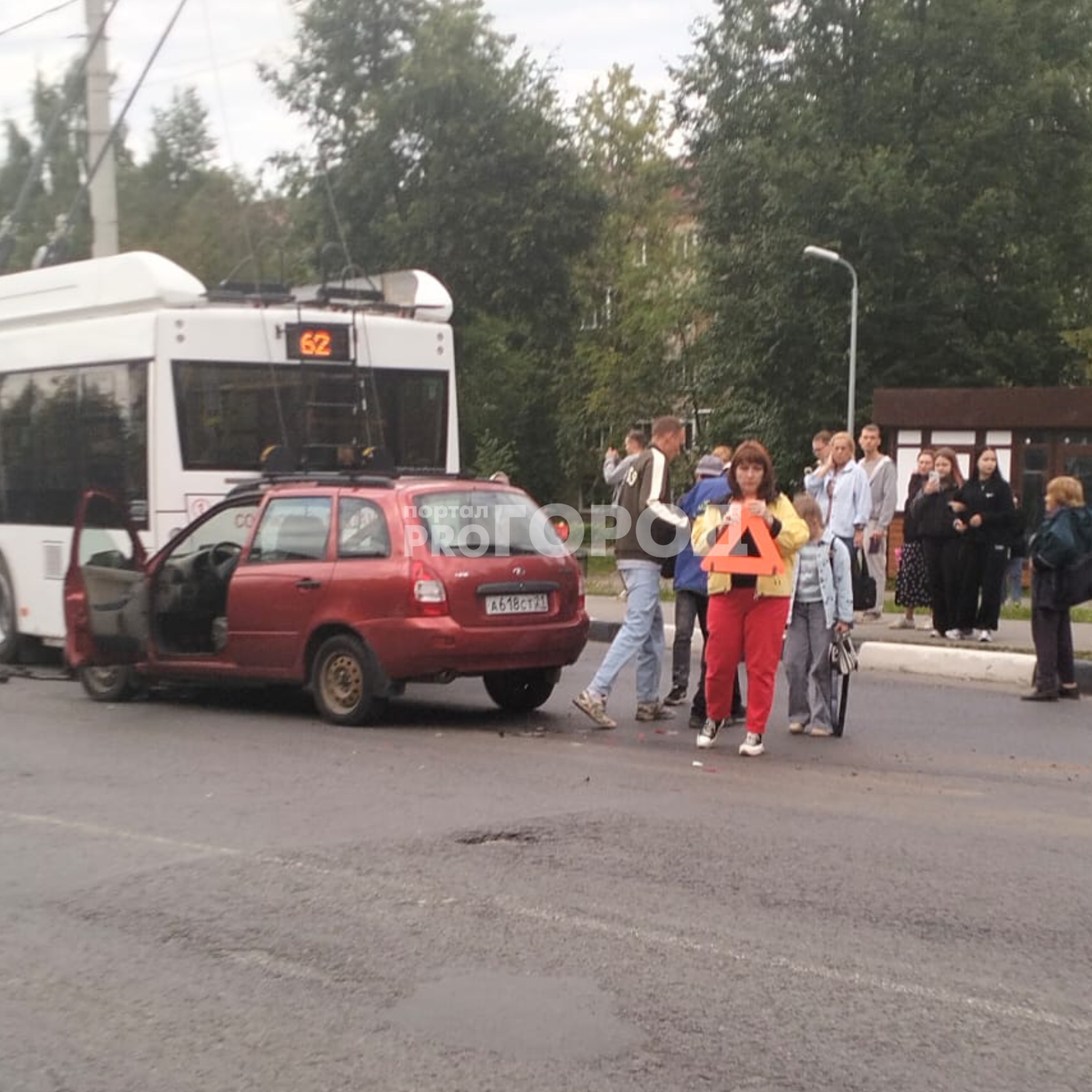 В Новочебоксарске пенсионер на "Калине" подбил новый троллейбус № 62