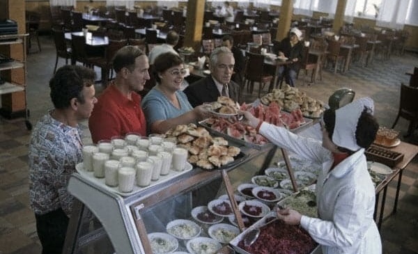 Отправляйтесь в столовую СССР с нашим тестом: помните ли вы все блюда того времени?