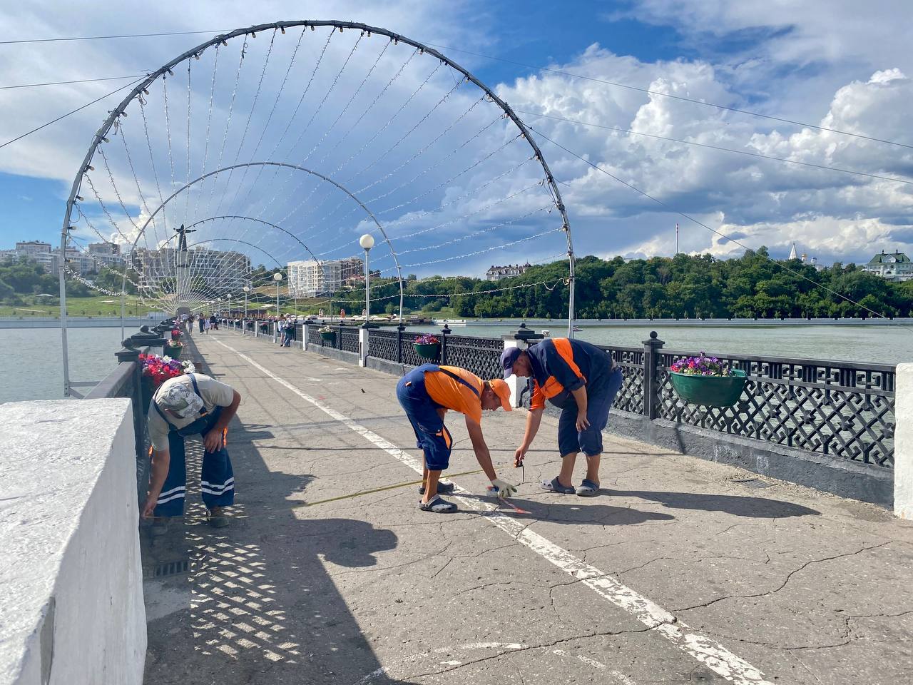На какое время для пешеходов закрыли мост-дамбу на Чебоксарском заливе