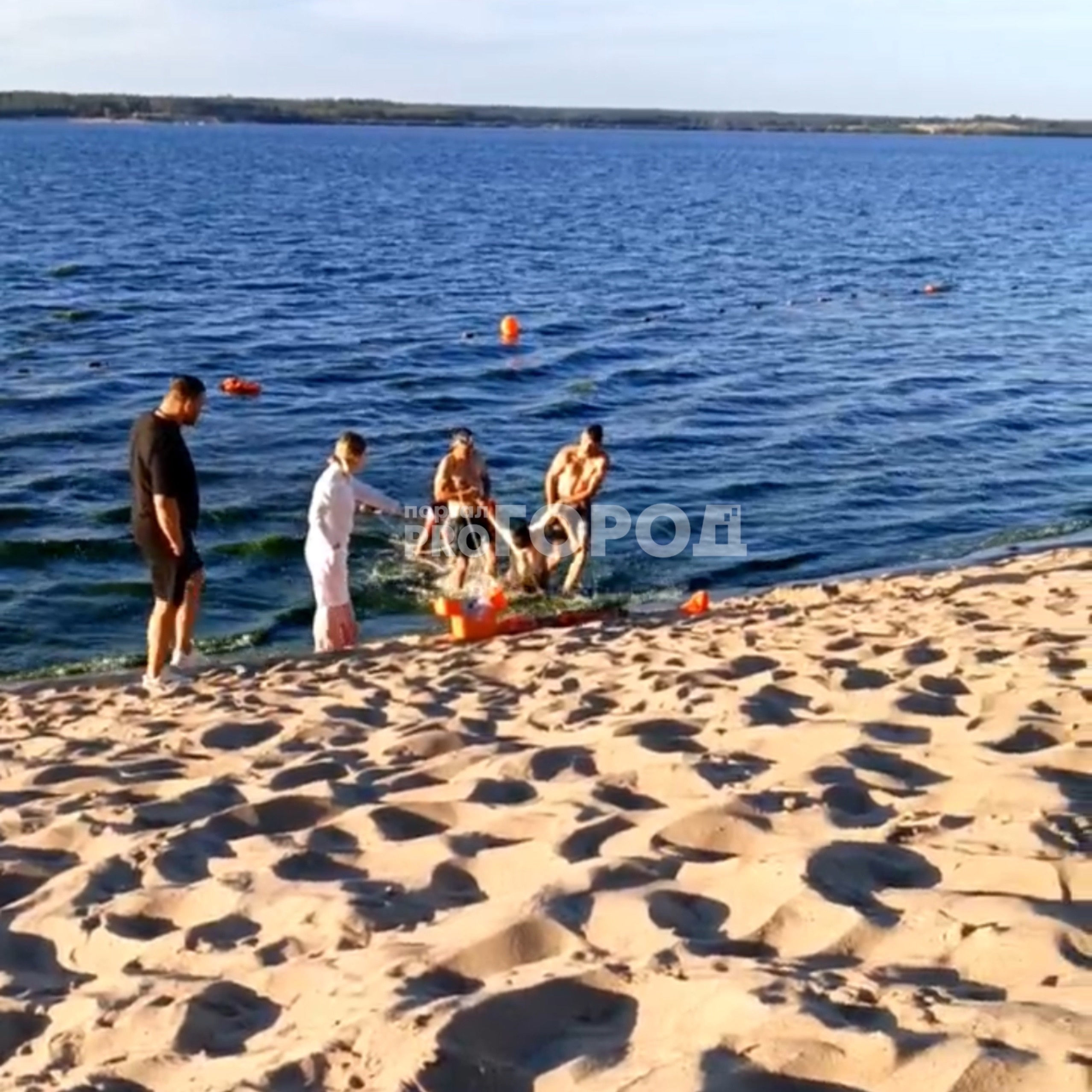 В Чебоксарах на пляже из воды достали мужчину без сознания: "Пытаются спасти"