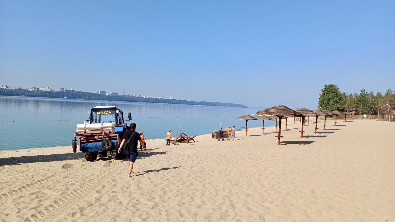 В Чебоксарах на пляже снесли деревянные зонтики после несчастного случая с ребенком