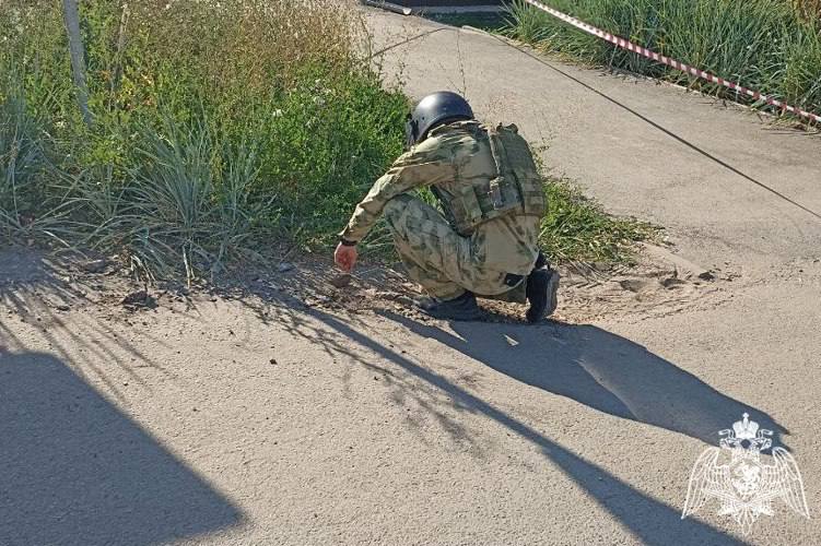 ОМОН выехал в чувашский город из-за подозрительного предмета, найденного в песке 