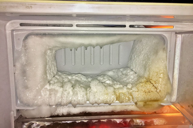 Достаточно пары пшиков: быстрый способ разморозить холодильник