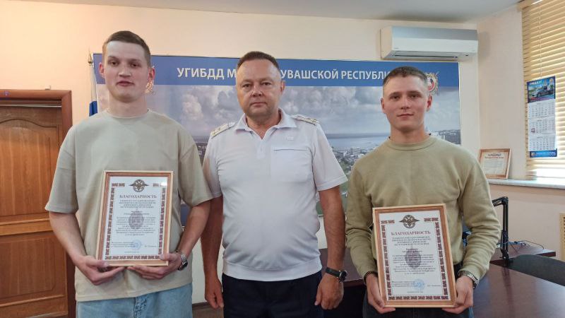 Два молодых чебоксарца вернулись из армии и помогли задержать пьяного водителя микроавтобуса