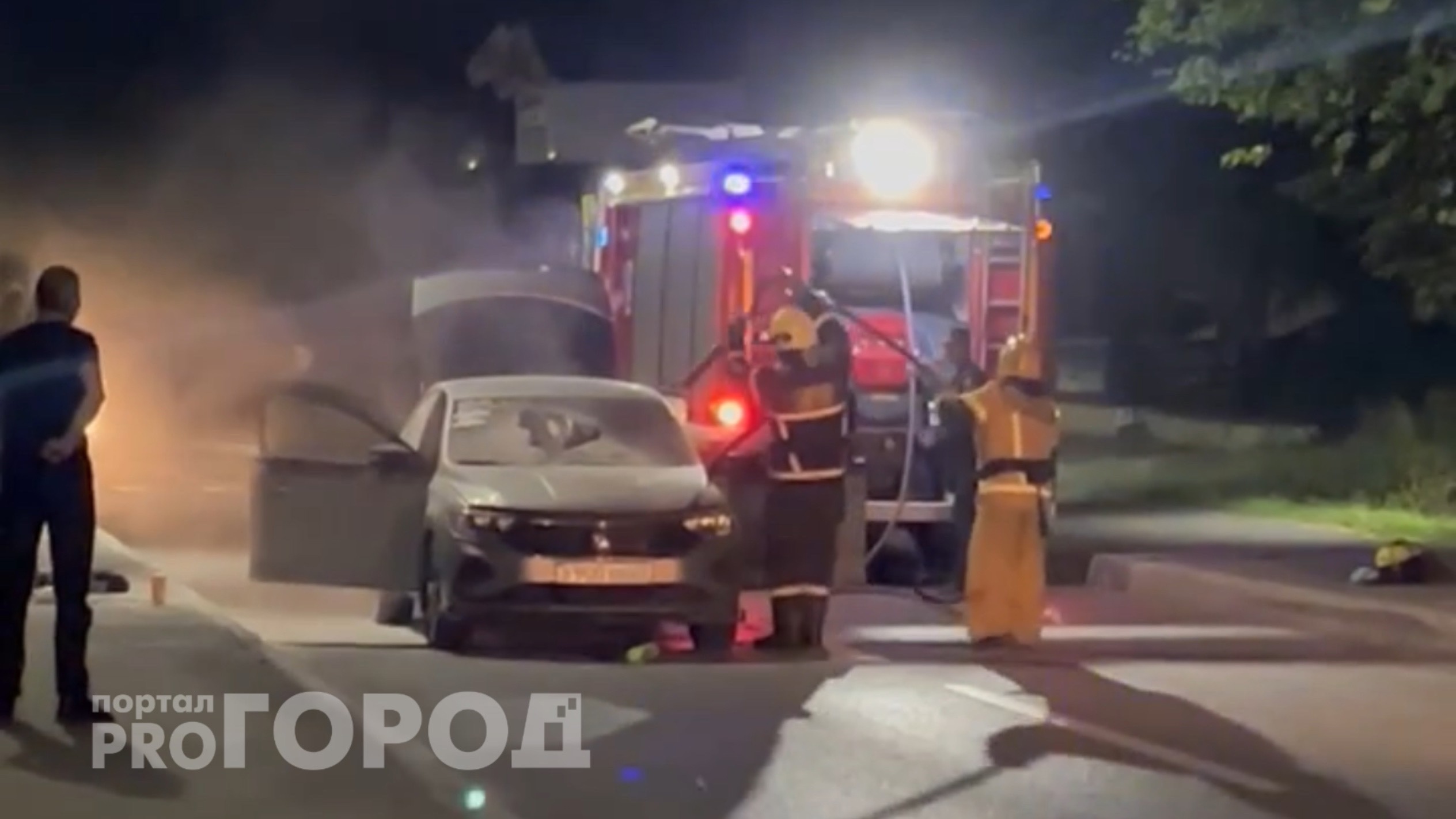 В Чебоксарах посреди улицы загорелась машина
