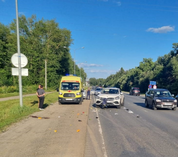 Очевидцев ДТП на Ядринском шоссе просят отозваться: сбитая женщина скончалась в машине медиков
