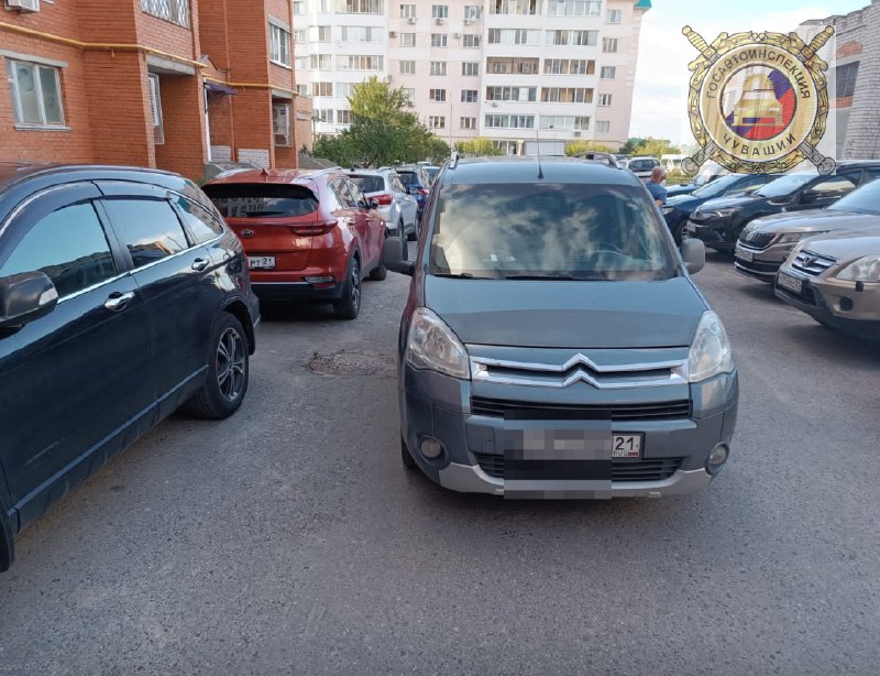 В чебоксарском дворе ребенка сбила легковушка: "Резко выбежал из-за припаркованной машины"