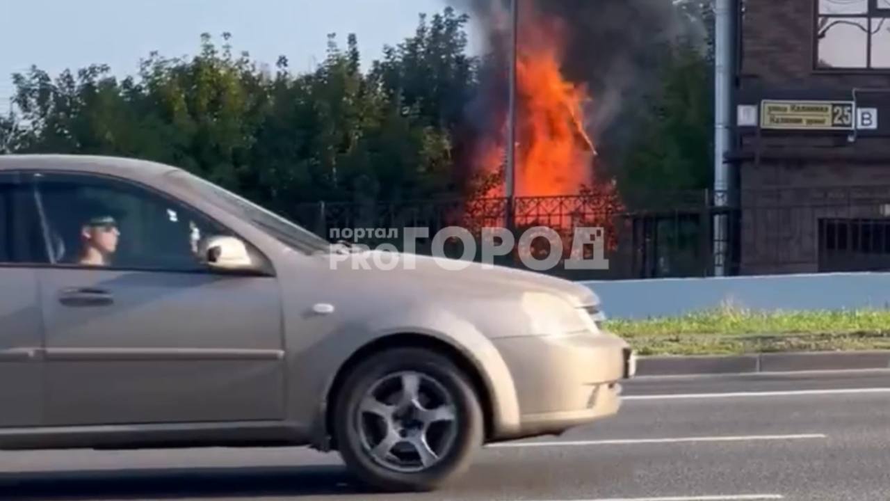 В Чебоксарах около новостройки разгорелся пожар