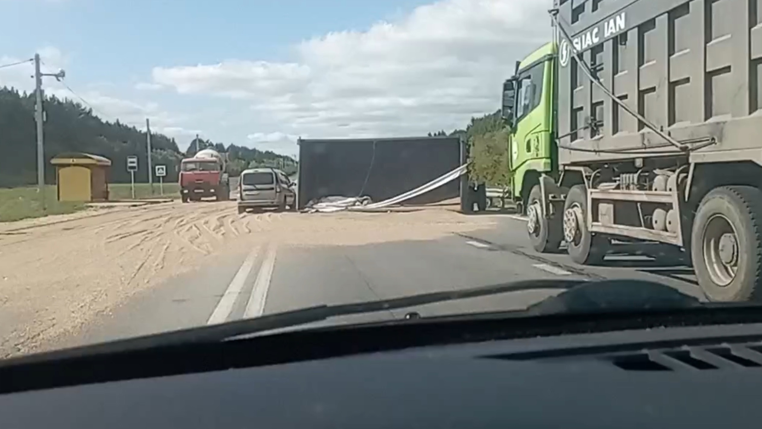 В Янтиковском районе перевернулся прицеп с зерном