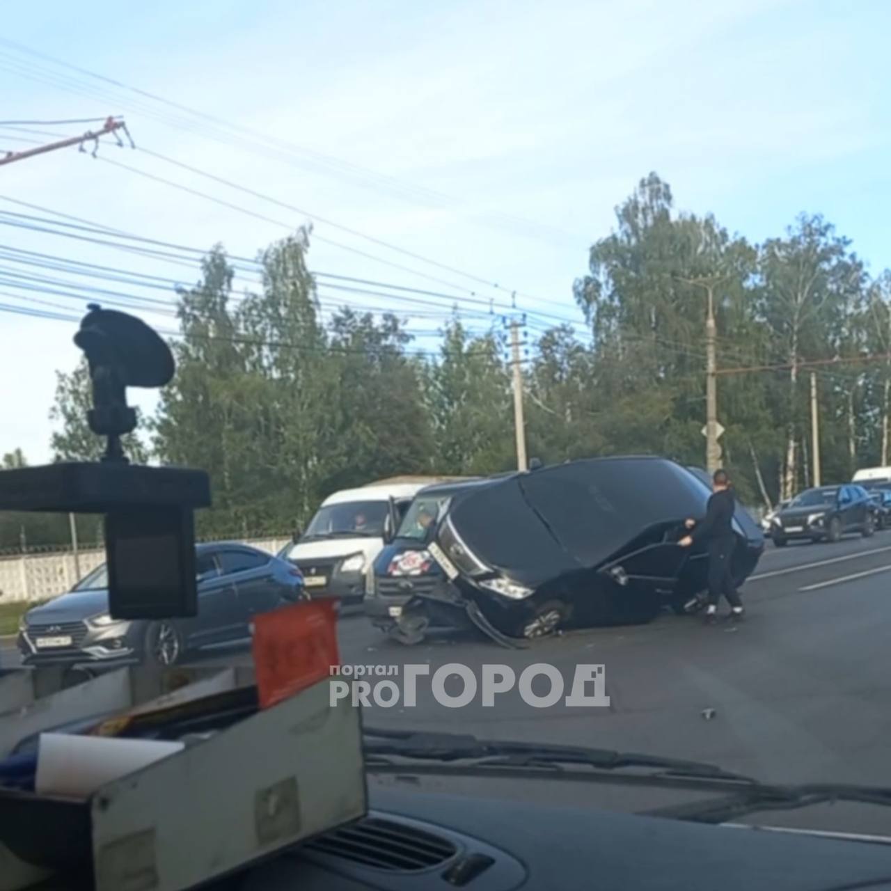 В Чебоксарах Toyota Camry залетела на машину спецсвязи