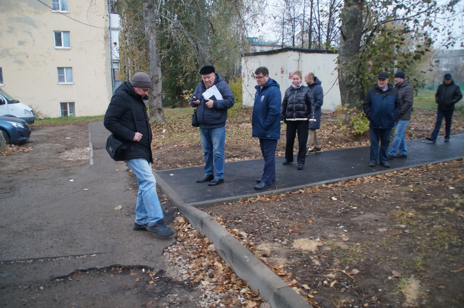 Чиновники прогулялись по улицам Чебоксар и остались недовольны: то самозахват парковок, то невывезенный мусор