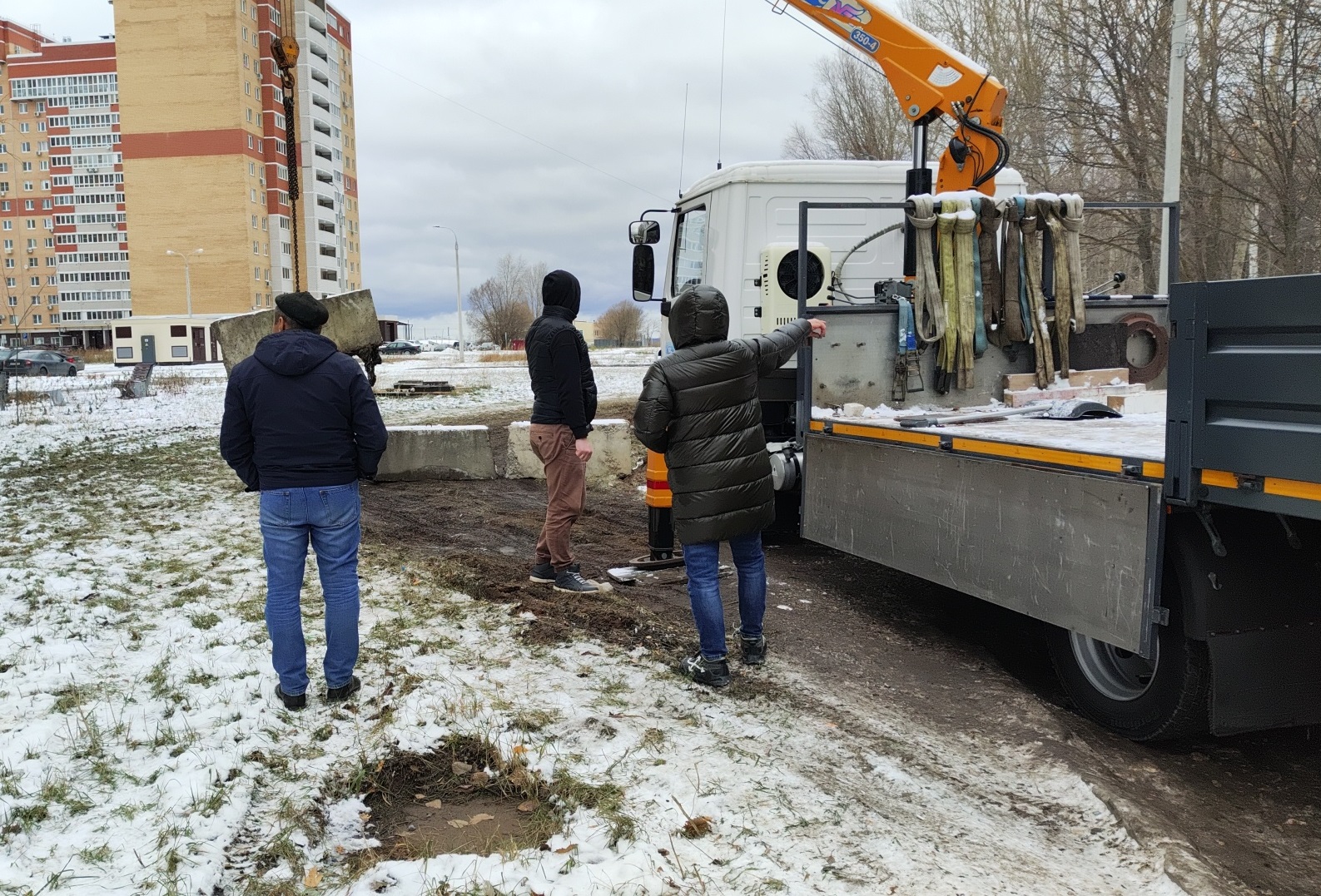 В Новочебоксарске перекопали единственную дорогу к жилому дому и спортшколе: на место выехала полиция