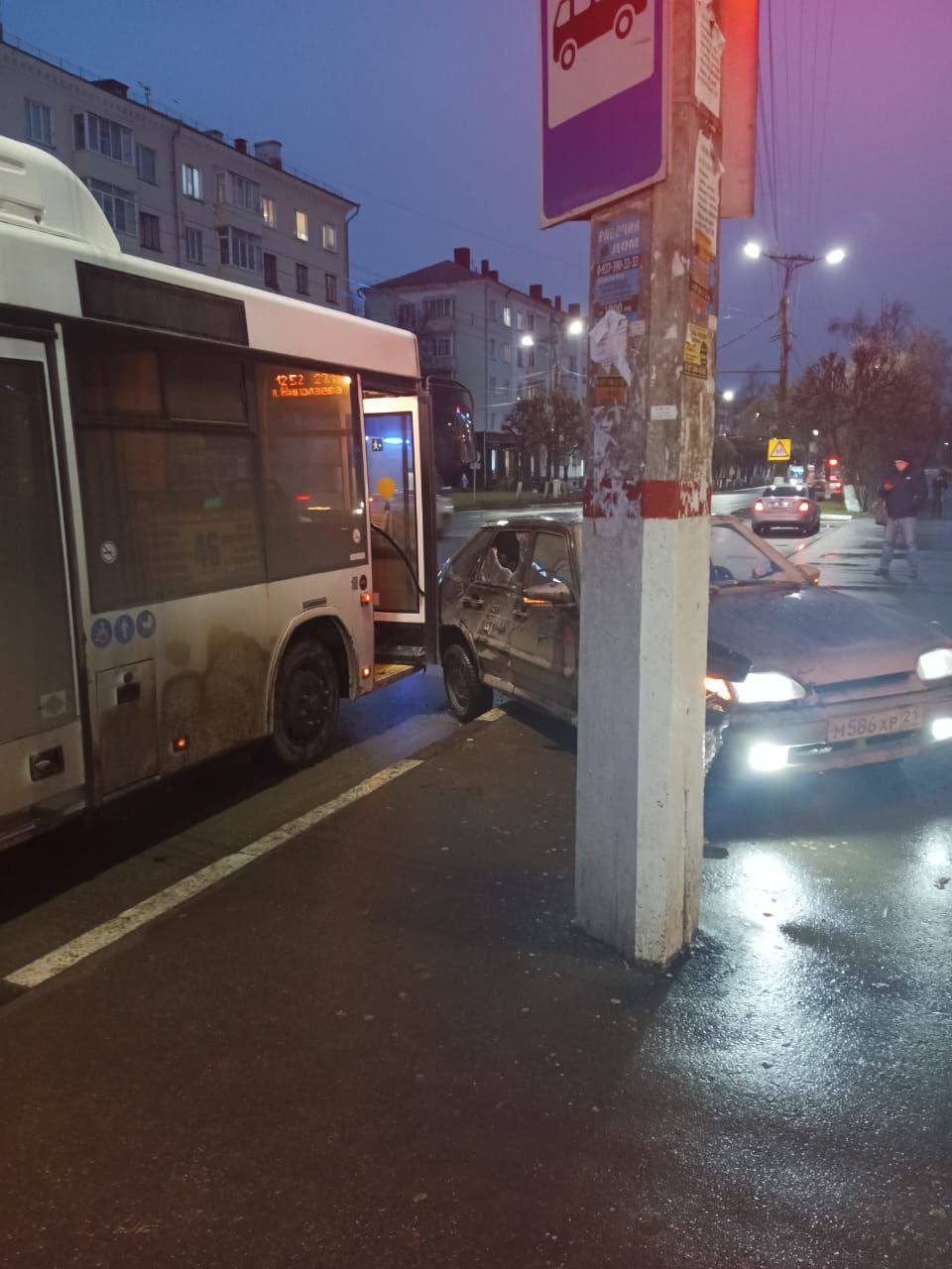 В Чебоксарах машина вылетела на остановку с людьми