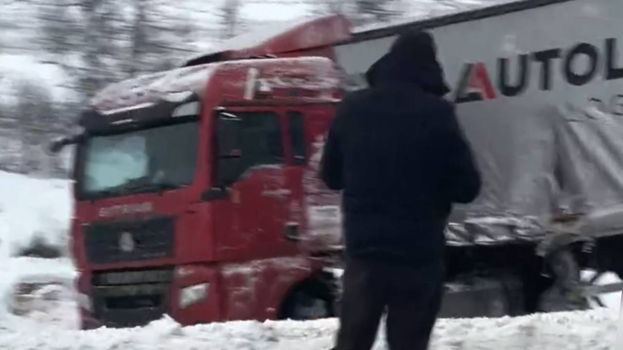 В Козловском районе на трассе М-7 фура вылетела с дороги