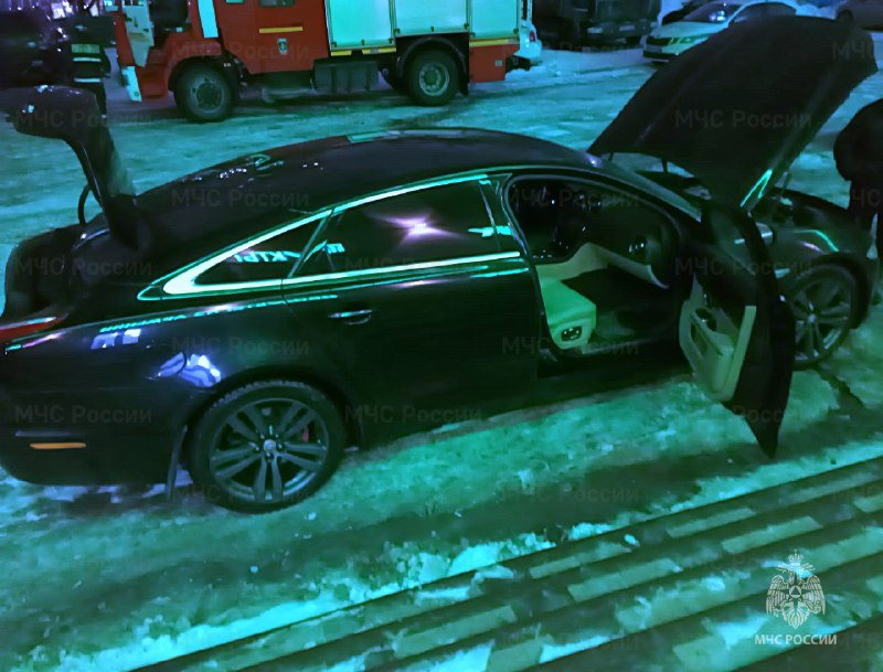 В Чебоксарах вспыхнул черный Jaguar XJ