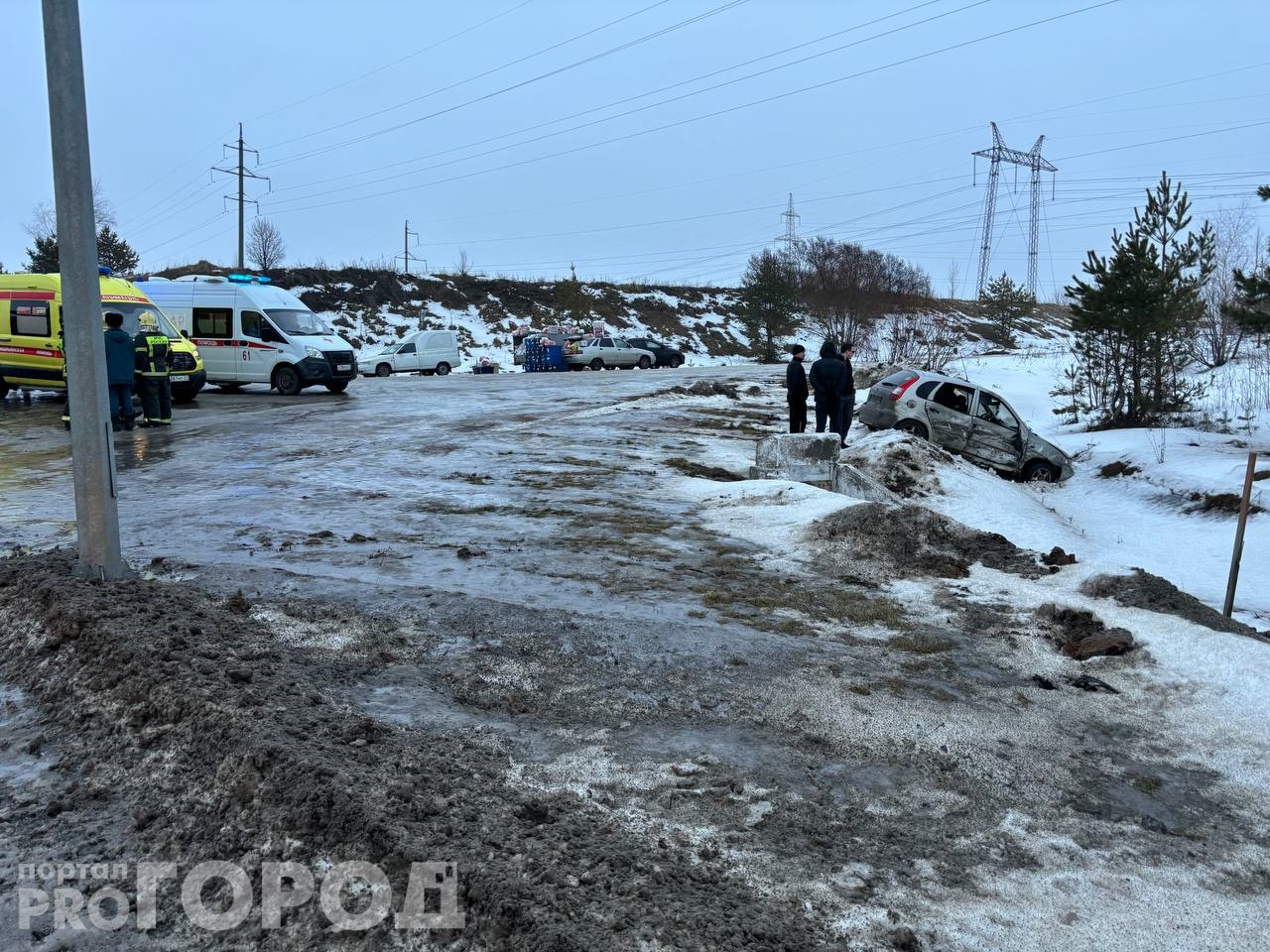 Две легковушки столкнулись на трассе в Чувашии, одна из них улетела в кювет