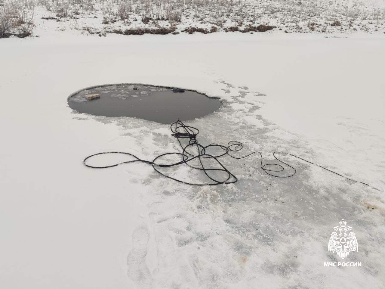 Рыбак приехал на отдых в Моргаушский район и погиб, провалившись под лед