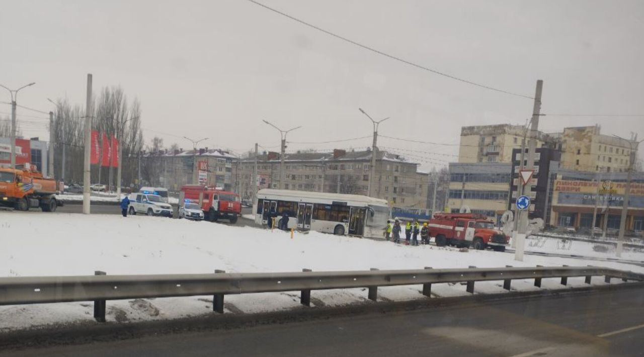 На чебоксарском кольце загорелся троллейбус: люди вышли на обочину