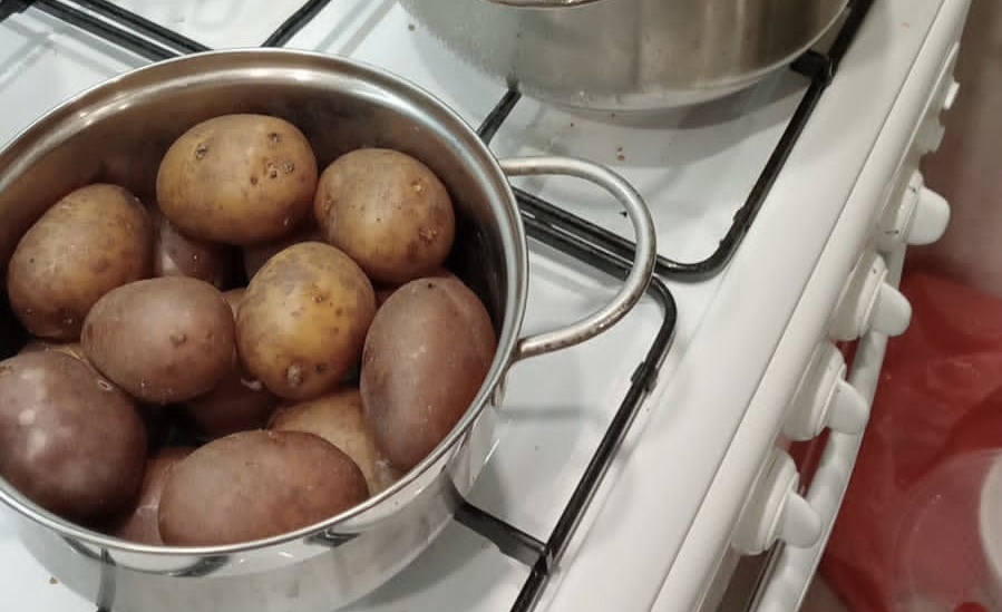 Никогда не выливаю воду из-под вареного картофеля, и вот почему