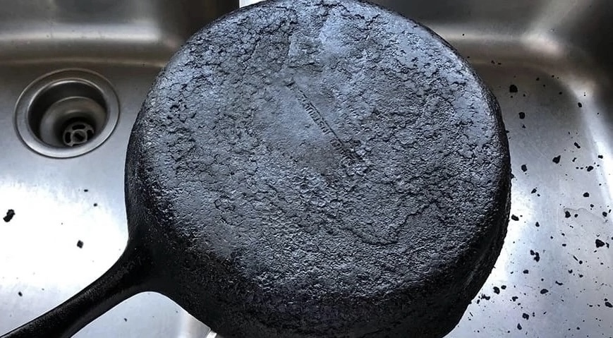 Многолетний нагар как рукой снимет: это копеечное средство очистит сковороду от жира 10-летней давности