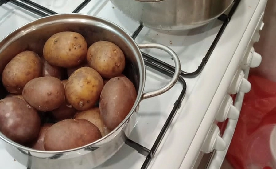 Никогда не выливаю воду из-под вареного картофеля, и вот почему