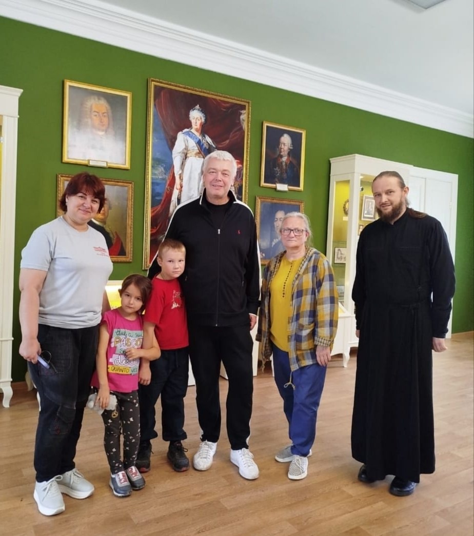 Актер и режиссер Александр Стриженов заглянул в чувашский музей и на выпускной школьников