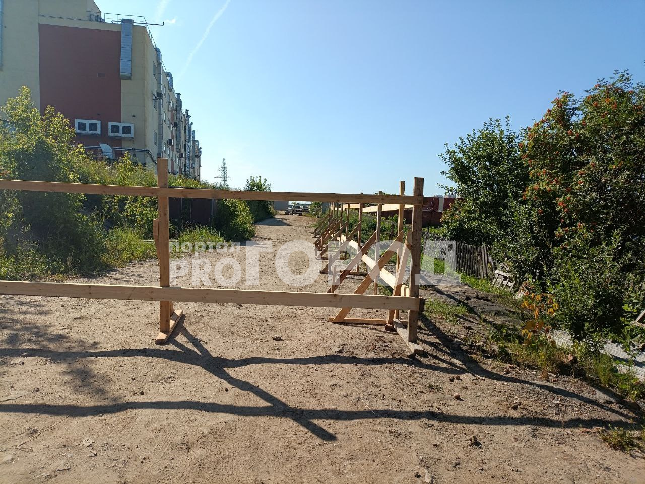 В Чебоксарах рабочие перекрыли прямую дорогу к нескольким домам, поставив на ней забор