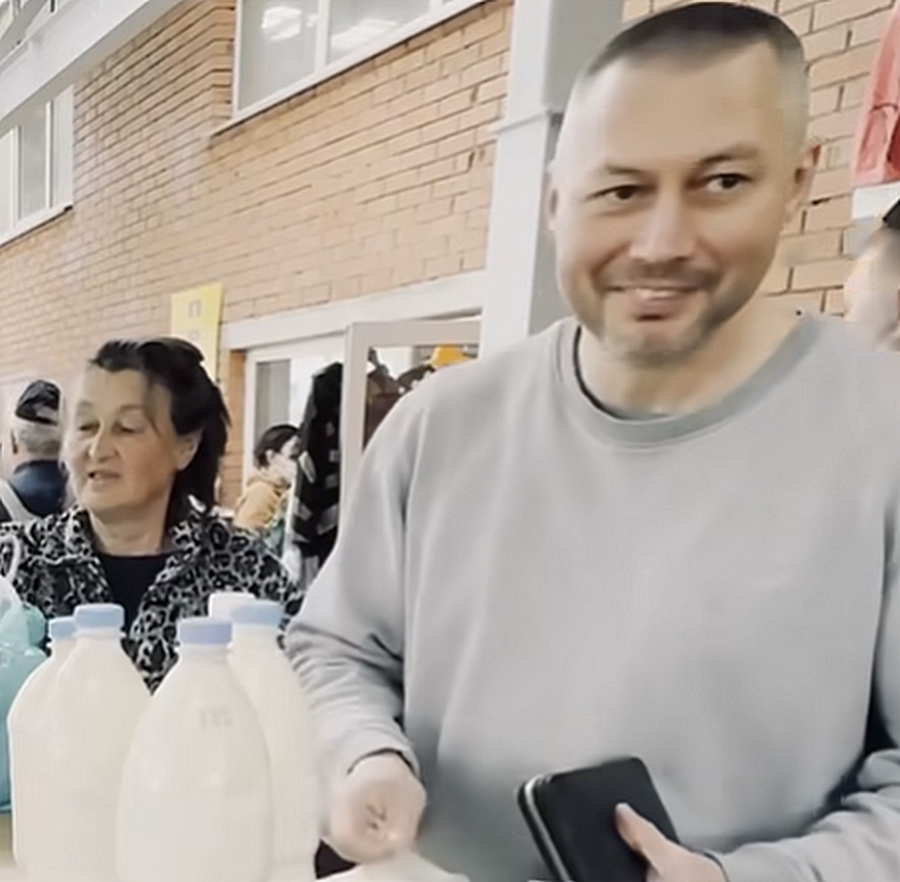 Рэпер Карандаш закупился на чебоксарском рынке: "Какой творог свежее?"