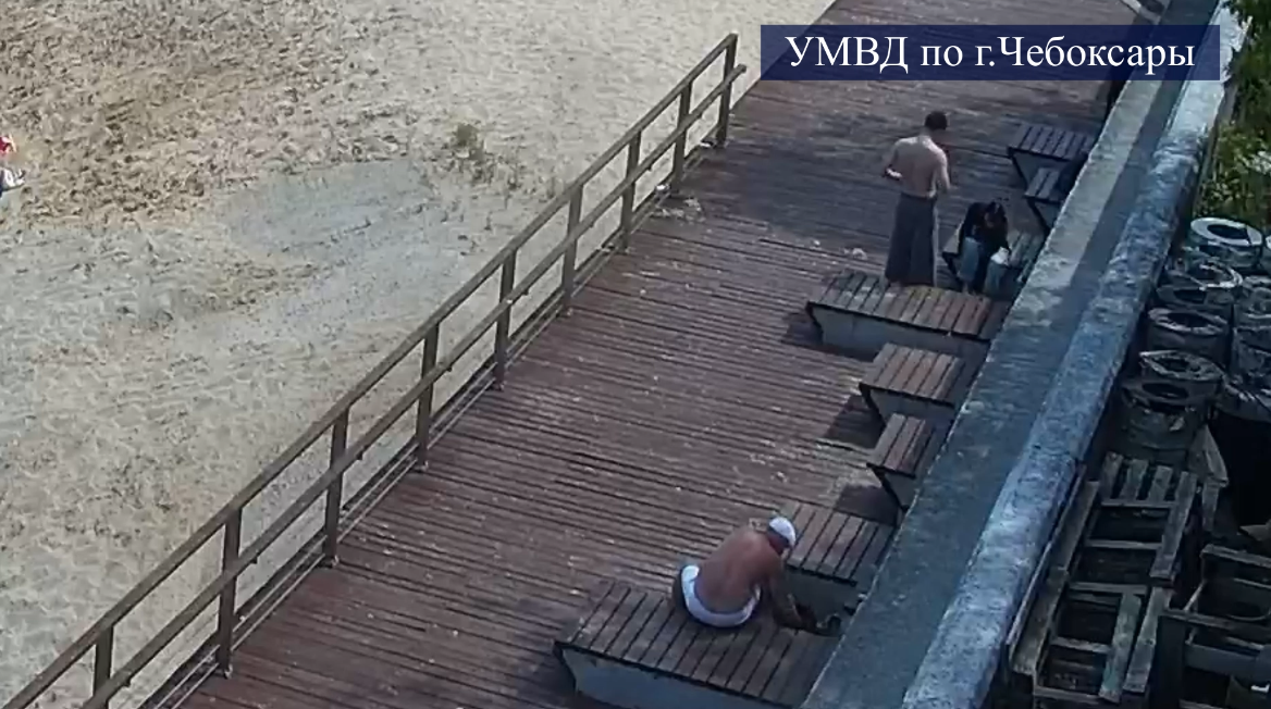 Пока чебоксарец отдыхал в кафе на пляже, в его сумку залез мужчина и украл телефон