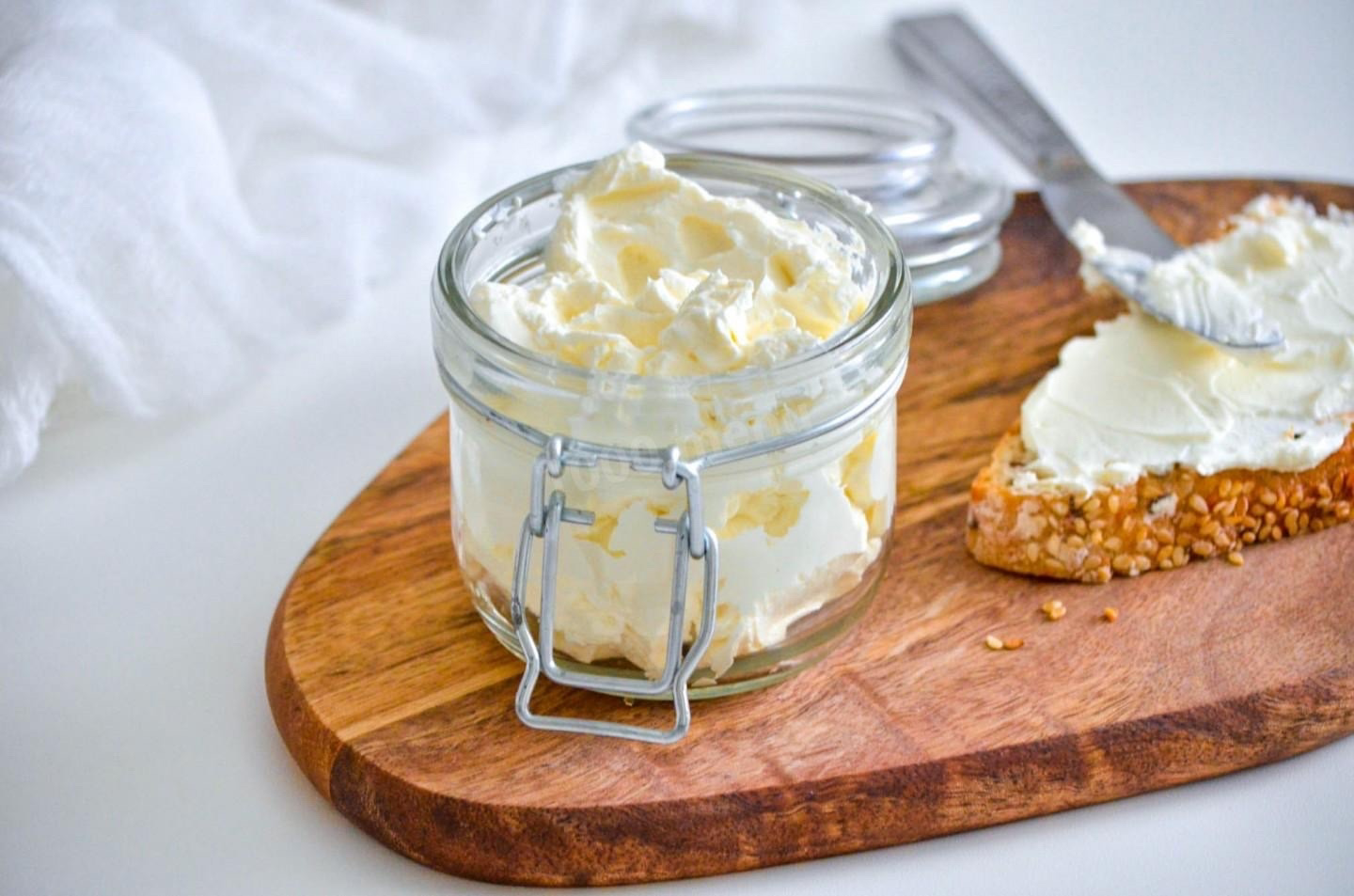 Оставляем ряженку и сметану на ночь: утром получаем сыр "Филадельфия" — готовится, пока вы отдыхаете