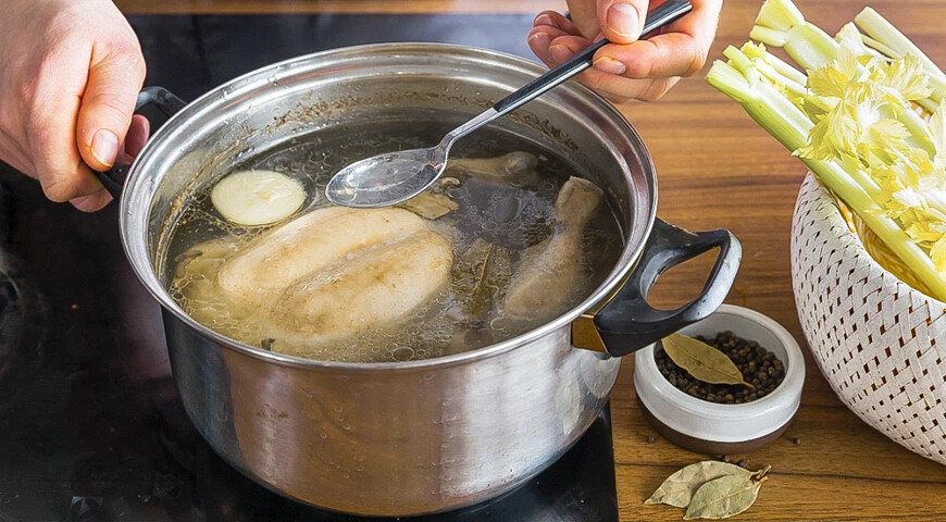 Этот ингредиент портит вкус куриного бульона: добавляет каждый второй – чем заменить