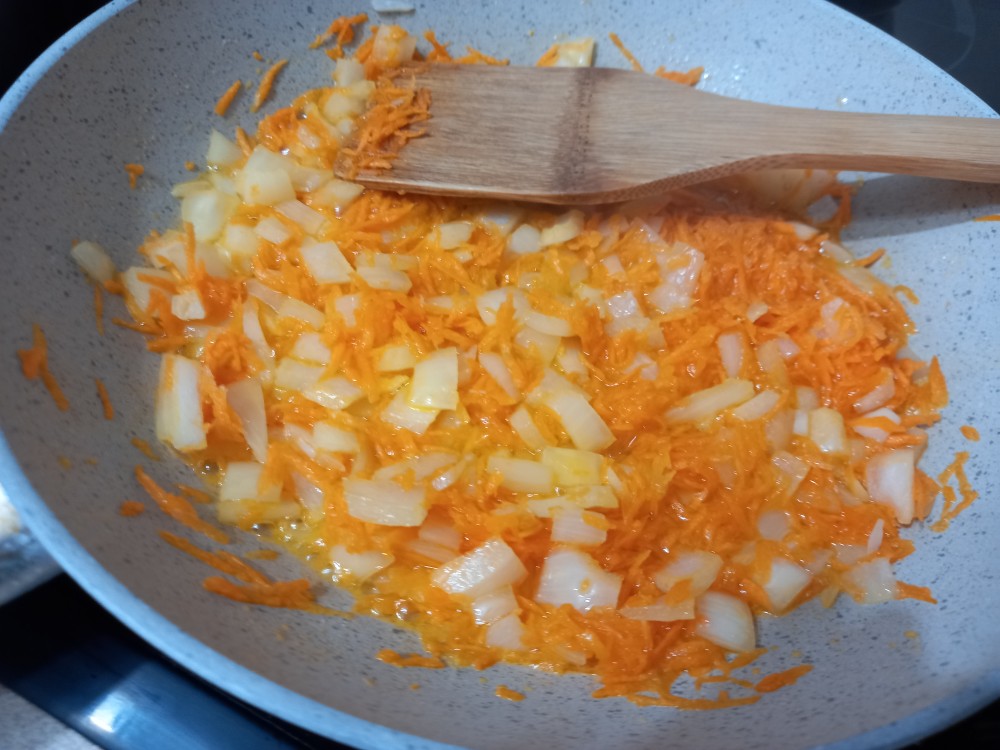 Запомните простое правило для вкусной зажарки: что обжаривается первым — лук или морковь