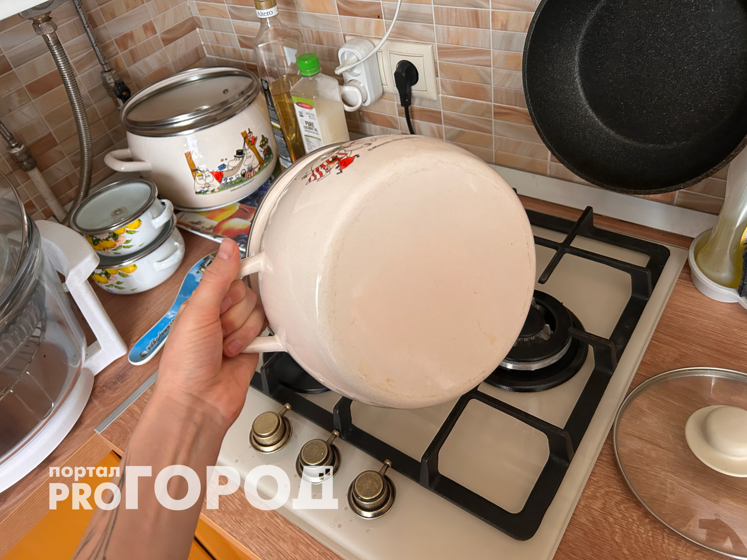 Этот способ упростил мне жизнь: удаляю грязь и нагар с кастрюли одним движением