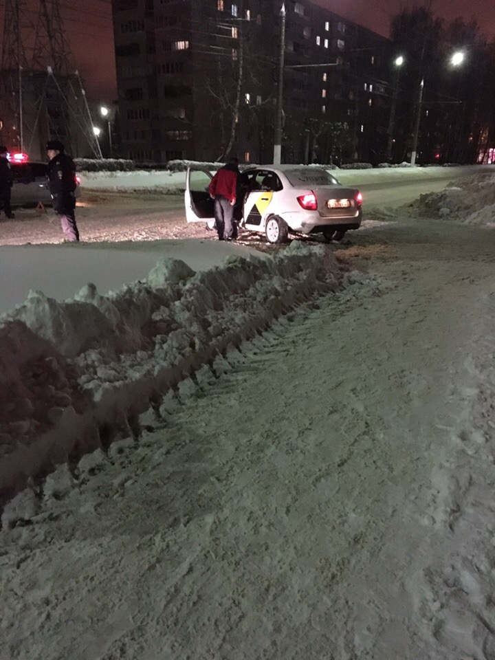 Авария в Москве с такси зимой.