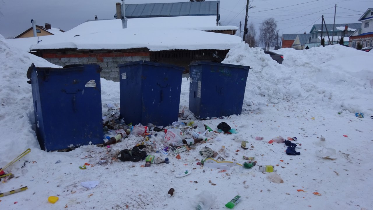 В Альгешево по несколько дней не вывозят мусор, а потом он разлетается |  20.02.2019 | Чебоксары - БезФормата