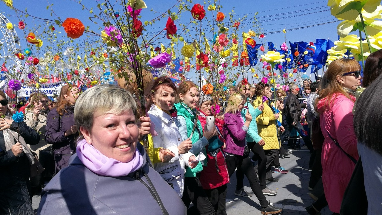 1 мая чебоксары. Первомайская демонстрация Чебоксары. Демонстрация цветы. Первомайское праздничное шествие Чебоксары.