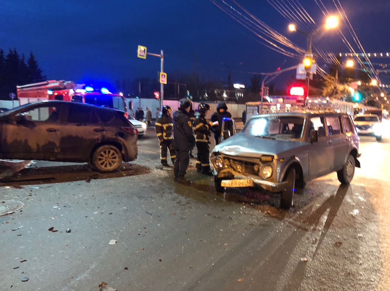 Пострадавшую в аварии у Дома торговли девушку увезли в БСМП | 26.12.2019 |  Чебоксары - БезФормата