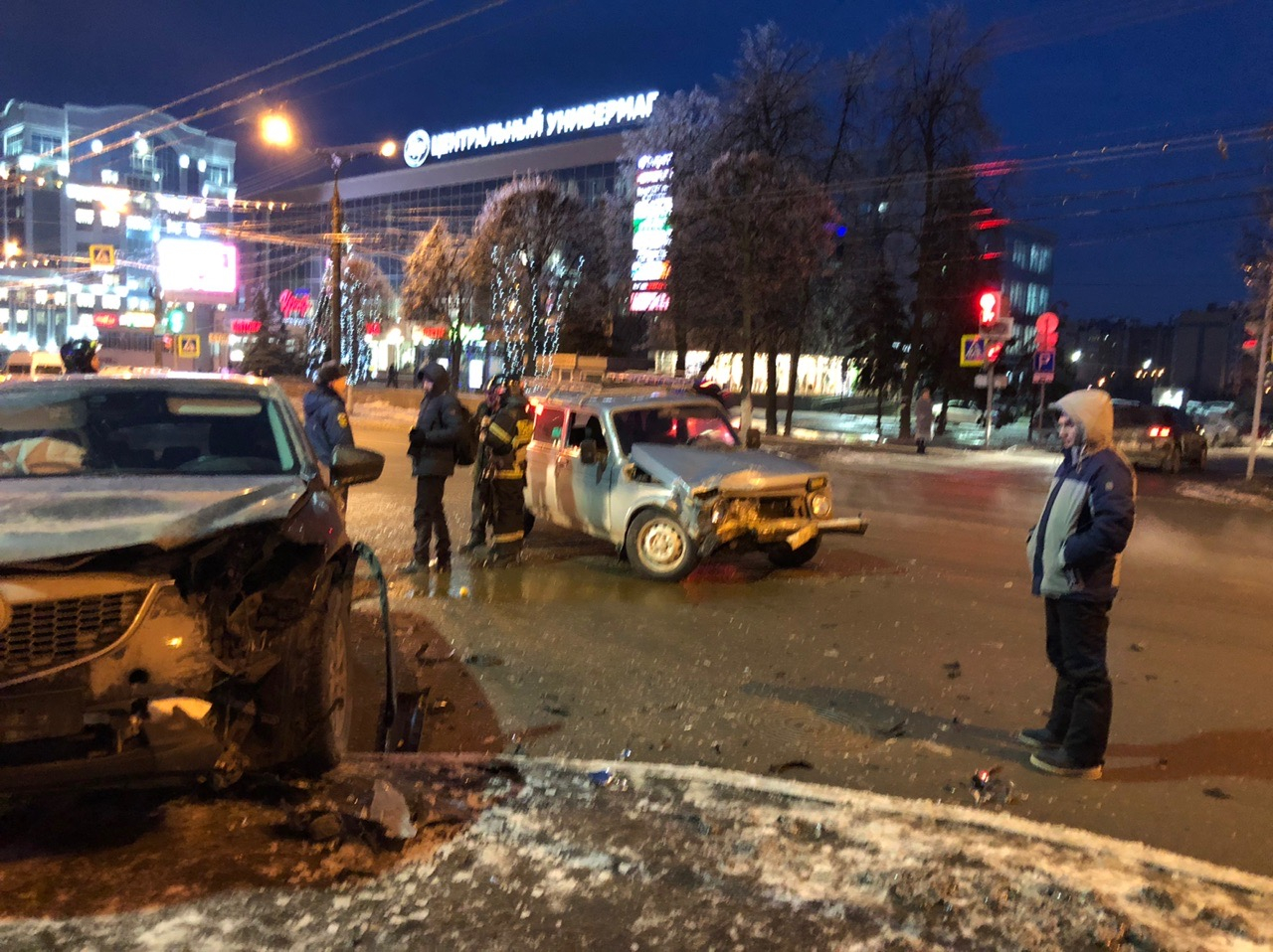 Пострадавшую в аварии у Дома торговли девушку увезли в БСМП | 26.12.2019 |  Чебоксары - БезФормата