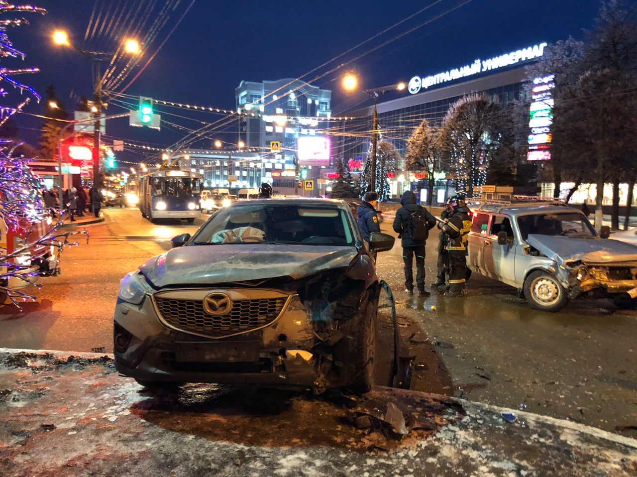 Пострадавшую в аварии у Дома торговли девушку увезли в БСМП | 26.12.2019 |  Чебоксары - БезФормата