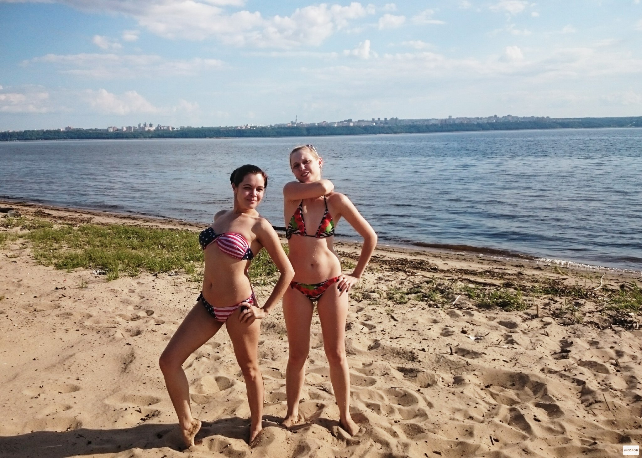 Русские девушки на речке в купальнике