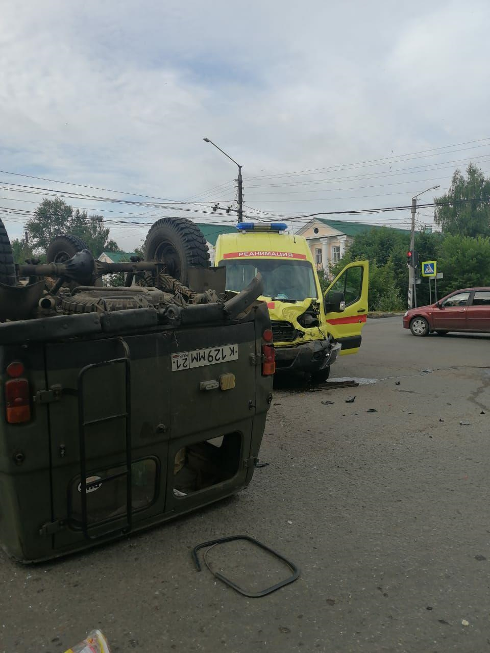 В Канаше УАЗ столкнулся с машиной реанимации и загорелся | 22.07.2020 |  Чебоксары - БезФормата