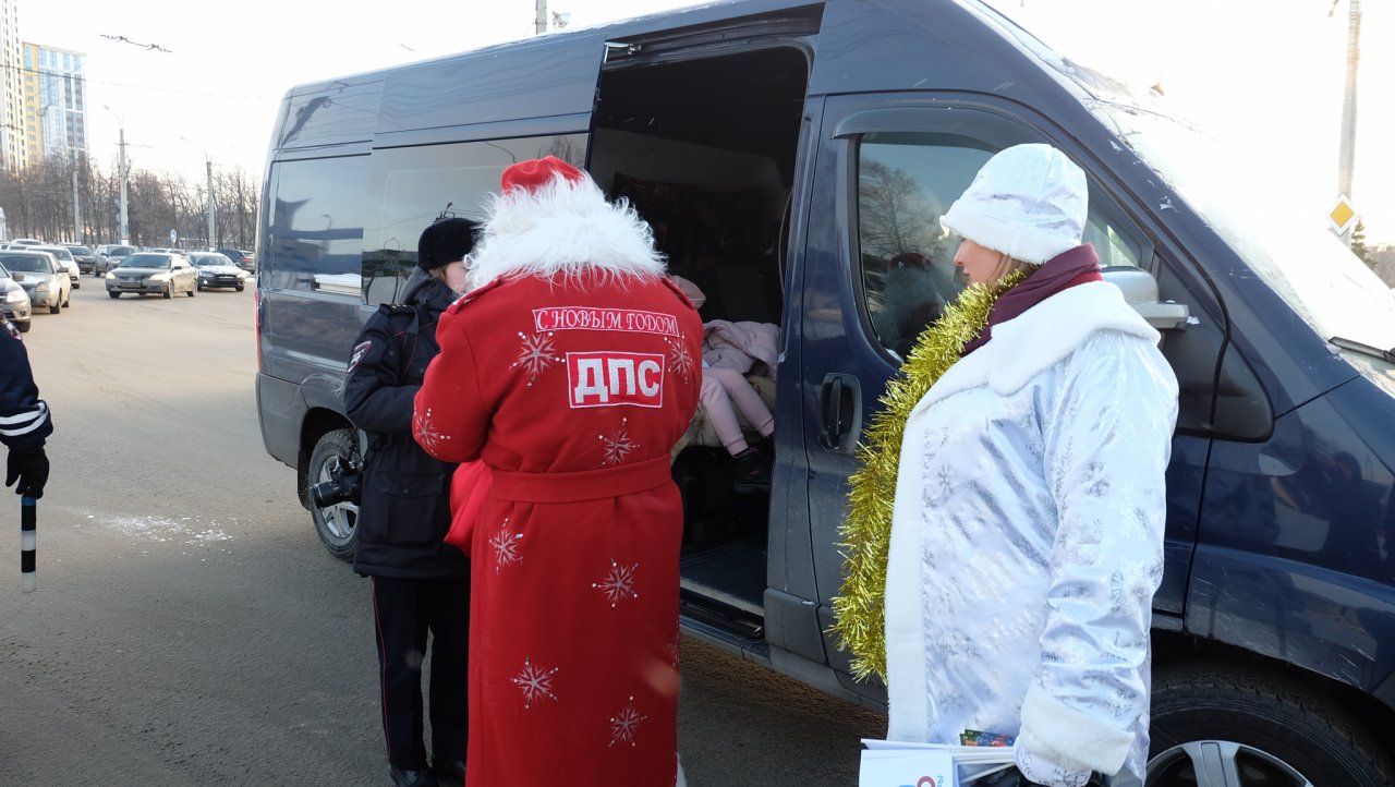 В Чебоксарах Дед Мороз ДПС останавливал водителей и дарил подарки |  28.12.2020 | Чебоксары - БезФормата